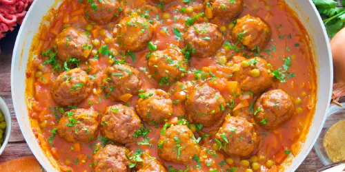 Cómo hacer albóndigas a la jardinera. Receta de albóndigas en salsa con muchas verduras perfecta para el menú semanal.