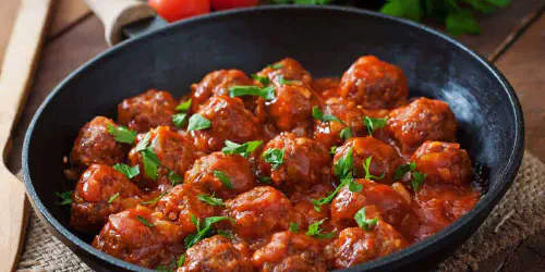 Las tradicionales albóndigas a la madrileña en salsa de tomate. Con carne de cerdo, ternera y panceta.