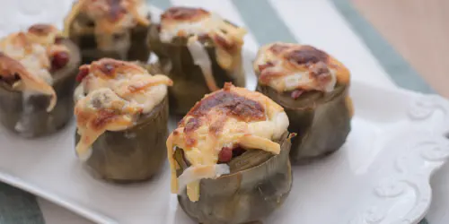 Cómo hacer alcachofas gratinadas al horno. Una receta de alcachofas rellenas de jamón y verduritas con un toque de ajonesa y la cremosidad del queso.