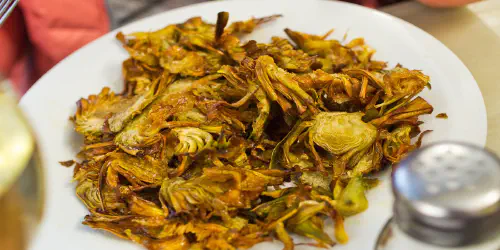 Cómo hacer alcachofas fritas o chips crujientes. Receta de alcachofas ideal como guarnición o acompañamiento.