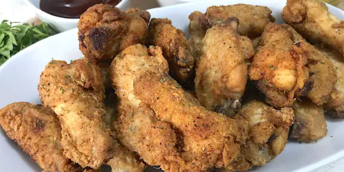 Receta de alitas de pollo crujientes al horno, distinta a las fritas, igual de sabrosas y jugosas, pero con un toque crujiente que hará las delicias de grandes y pequeños.