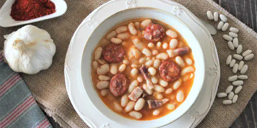 Cómo preparar un guiso casero de alubias blancas con chorizo y panceta. Receta de legumbres tradicional perfecta para comer en casa. Paso a paso con fotos, vídeo y consejos