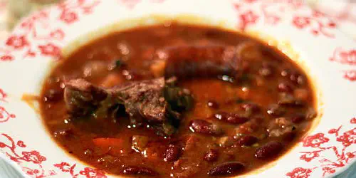 Cómo hacer fabes o alubias rojas estofadas al estilo de casa, con verduras. Receta de abuela que repetirás en casa. Preparación paso a paso y fotografías.