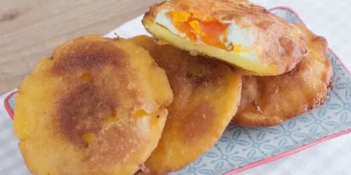 Cómo hacer arepas fritas rellenas de huevo. Receta colombiana de las arepas más famosas y crujientes de La Guajira. Paso a paso con vídeo, fotos y consejos.