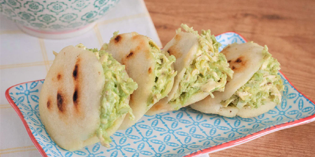 Receta de Arepas rellenas de aguacate, pollo y mayonesa