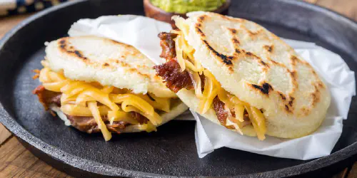 Cómo hacer unas arepas rumberas o rellenas de pernil de cerdo asado. Receta venezolana deliciosa que acompañada con nuestra salsa de naranja alucinarás. Vídeo, fotos y consejos.