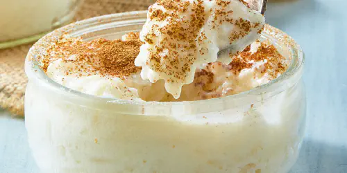 Un postre típico de la gastronomía de varios países. Hecho cociendo lentamente arroz con leche y azúcar. Se puede sirve frío o caliente. A menudo se le espolvorea canela, vainilla o cáscara de limón para aromatizarlo.