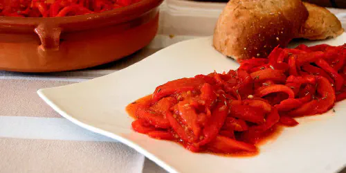 Cómo preparar un asadillo manchego casero. Una ensalada de pimientos rojos asados y tomate super sencilla y económica, recetas tradicional de La Mancha.