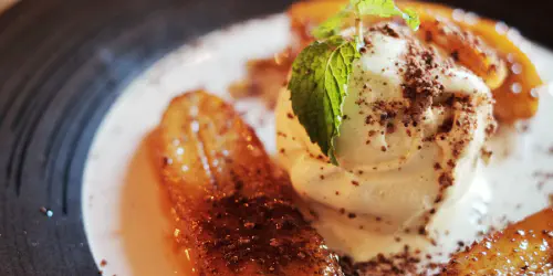 Cómo hacer bananas o plátanos flambeados al ron con un acompañamiento perfecto, el helado de vainilla. Bananas Foster, Flambé o Flambée. Paso a paso con consejos.