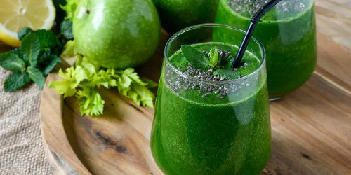 Cómo hacer un batido verde para el desayuno. Receta de un bebida con todos los nutrientes necesarios para cubrir las necesidades energéticas del día. Paso a paso con fotos y consejos.