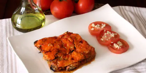 Cómo hacer berenjenas al horno. Receta italiana fácil de parmigiana di melanzane. Plato de berenjenas tiernas y jugosas. Paso a paso con fotos y consejos.