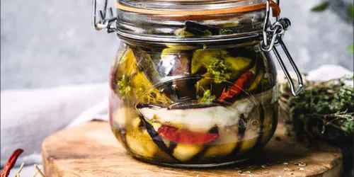 Cómo hacer berenjenas en escabeche a la italiana. Una receta de cocina vegetariana o vegana perfecta para disfrutar de la auténtica berenjena en escabeche.