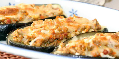 Cómo hacer berenjenas rellenas de carne de cerdo. Receta fácil con un relleno jugoso y gratinadas con una deliciosa bechamel y queso.