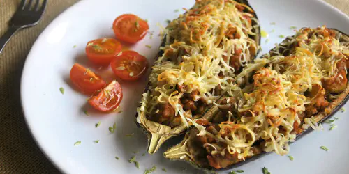 Cómo hacer unas berenjenas rellenas de champiñones y carne. Receta con berenjenas que te saldrá perfecta siguiendo nuestro paso a paso, fotos y consejos.