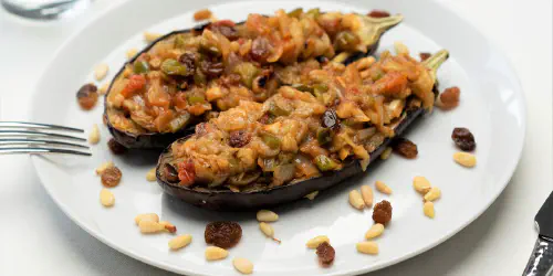 Cómo hacer berenjenas rellenas de verduras al estilo turco. Receta tradicional con toque orientales, deliciosa, sana y muy fácil de preparar Paso a paso con fotos, vídeo y consejos.