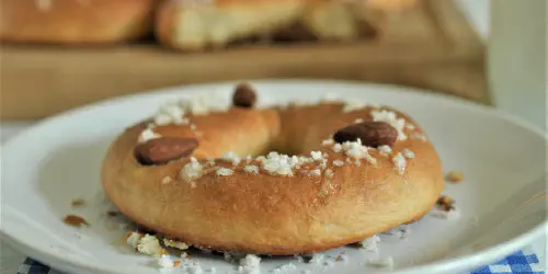 Cómo hacer bollos de Arcos de la Frontera. Receta de un postre o dulce tradicional gaditano que triunfa en todas las pastelerías en Semana Santa. Paso a paso con fotos.