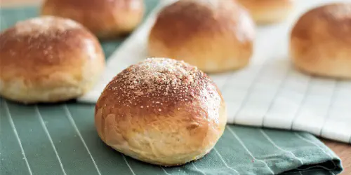 Cómo hacer bollos dulces o Pan de anís. Receta de un pan de leche aromatizado con anís con un textura esponjosa y suave perfectos para desayunar o merendar. Paso a paso con fotos y vídeo.