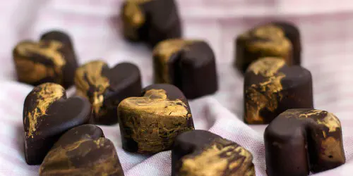 Cómo hacer bombones de chocolate y naranja. Postre con chocolate especial para el día de los enamorados, San Valentín o una ocasión especial. Preparación paso a paso y fotos.