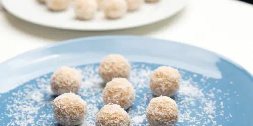 Cómo hacer unos bombones Raffaello. Una exquisita receta donde se combina chocolate blanco, coco y barquillo.