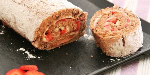 Cómo preparar un brazo de gitano delicioso, de chocolate y con un relleno lleno de fresas. Un postre especial para un cumpleaños del peque de casa