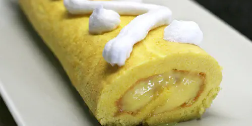 Cómo preparar de manera casera el famoso postre brazo de gitano. Un pastel relleno, un bizcocho cubierto de una capa dulce y relleno de crema pastelera. Preparación paso a paso y fotos.