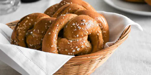 Cómo hacer bretzels caseros. Receta de bretzels o pretzels clásicos y tradicionales de Alemania. Unos lazos de pan fáciles de preparar y deliciosos. Paso a paso con fotos.