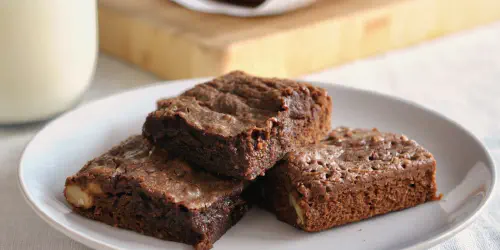 Cómo hacer el mejor brownie de chocolate con Nutella del mundo mundial. Un brownie con textura densa, jugosa en su interior y crujiente en el exterior de un brownie bien horneado.