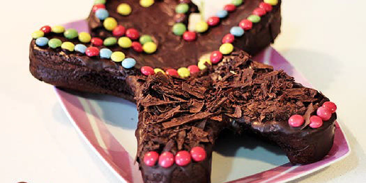 Receta de Brownie o tarta de cumpleaños. Muñeco de chocolate