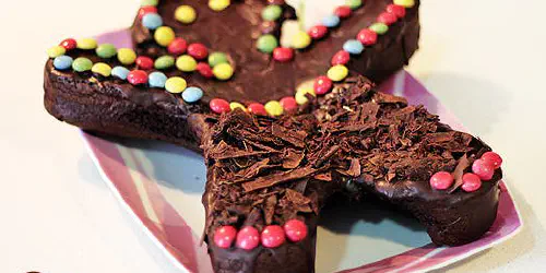 Tarta de chocolate estilo brownie. Corazón denso y jugoso del mejor chocolate, textura perfecta y conseguida, crujiente por fuera con una fina cobertura de chocolate.