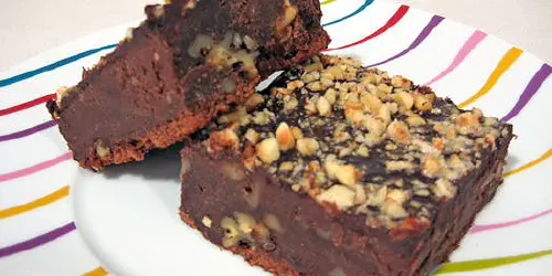 Una receta clásica del brownie con nueces, pero con un toque original del café y avellanas. Preparación paso a paso, trucos y fotografía .