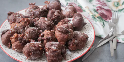 Cómo hacer buñuelos de viento rellenos, pero con doble chocolate, en la masa y rellenos de crema de chocolate. Receta paso a paso