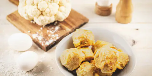 Cómo hacer buñuelos de coliflor. Bocaditos de gloria sabrosos, con una textura muy suave que triunfarán en casa, incluso con los niños. Paso a paso con consejos