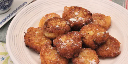 Cómo preparar buñuelos dulces fritos y caseros. Receta de buñuelos súper fácil, perfecta para que te salgan a la primera. Paso a paso con fotos y consejos.