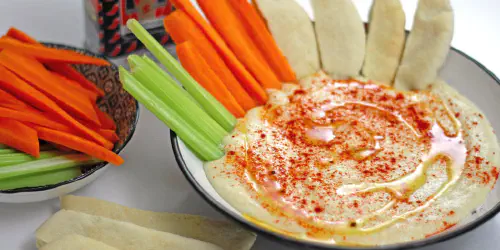 El clásico puré de habas al estilo marroquí, básico en su dieta, acompañado por unos trozos de pan de pita recién horneados o unos triángulos de khubz para mojar, que es lo que mejor le va. Preparación paso a paso.