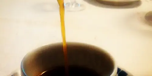 Cómo preparar un auténtico y tradicional café de Pota, pote o puchero según las indicaciones profesionales del barista Oscar de Toro. Café infusionado.