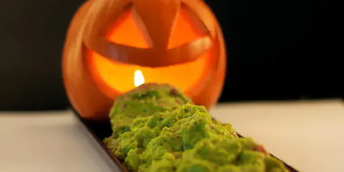 Cómo preparar un aperitivo o entrante original y de rechupete para Halloween. Una calabaza de la que sale una fuente de guacamole mexicano, una receta perfecta para todos tus invitados.