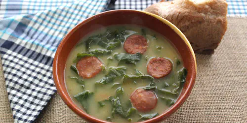 Cómo hacer caldo verde. Receta de una de las sopas tradicionales más famosas del norte de Portugal. Paso a paso con fotos, vídeo y consejos para que te quede perfecta.