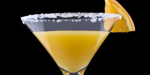 Cómo hacer un cóctel Californication. Una bebida en honor a la canción de Red Hot Chili Peppers. Un cóctel hecho a base de ron, vodka, tequila, ginebra, zumo de naranja y zumo de limón.