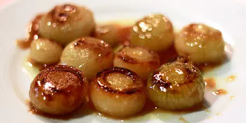 Cómo preparar verduras glaseadas. Receta de cebollitas o cebollas francesas glaseadas. Un acompañamiento perfecto para carnes y pescados con fotos y trucos.