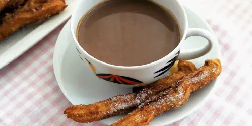 Cómo hacer chocolate con churros o porras en casa como un auténtico profesional churrero. Una combinación deliciosa y gloriosa. Una receta que tienes que preparar.