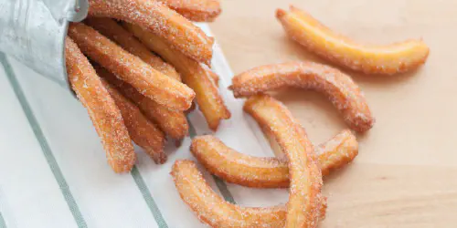 Cómo hacer churros mexicanos caseros, fritos, crujientes y que no sean grasientos. Te saldrán perfectos con el paso a paso, fotos y vídeo de esta receta.