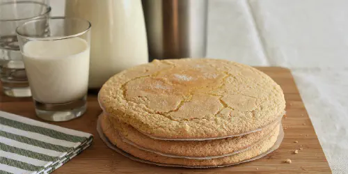 Cómo hacer una coca de almendras o coca Cristina. Postre delicioso de la Comunidad Valenciana también llamada Coca d’ametló. Paso a paso con fotos y consejos.