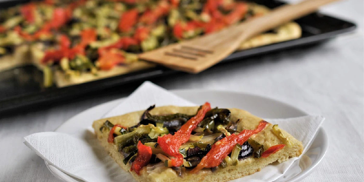 Receta de Coca de verduras con masa casera fácil y rápida