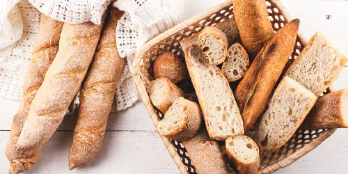 Cómo hacer barras de pan blanco caseras y fáciles. Receta de pan en casa con consejos, trucos, paso a paso con fotos y vídeo explicativo para que te queden perfectas.