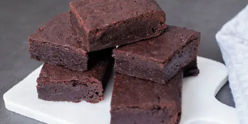 Cómo hacer brownies de chocolate. Receta del clásico brownie con un interior denso y jugoso sabor a chocolate y un capa fina exterior crujiente. Paso a paso, vídeo, trucos y fotos.