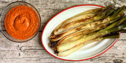 Deliciosos calçots al horno. Disfruta de este riquísimo plato como si tuvieras una calçotada en tu casa. Receta sencilla con fotos y cons.jos