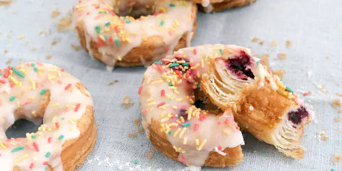 Cómo hacer cronuts. El postre de moda en EEUU y NY. Receta de unas rosquillas de hojaldre que combina lo mejor del donut y un cruasan.