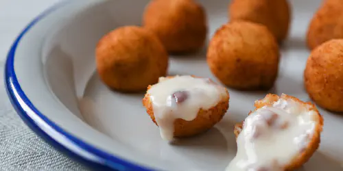 Cómo hacer croquetas líquidas que explotan en la boca, todo sabor a jamón y queso manchego con una deliciosa bechamel líquida. Recetas sorprendente para un aperitivo gourmet.