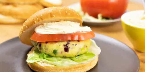 Cómo hacer hamburguesa vegetal con patata, guisantes y tofu. Hamburguesa fácil, rápida y barata. Una burguer vegetariana casera y rica en proteínas.