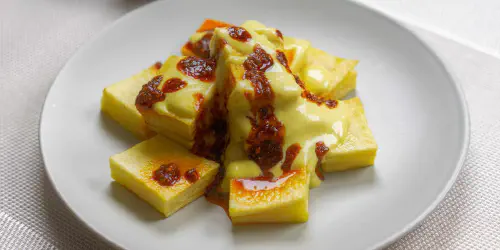 Cómo hacer las patatas bravas de moda. Unas papas bravas diferentes, con forma cuadrada y que se fríen juntas con un resultado divertido, original y muy sabroso.